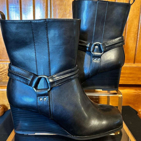New Torrid-Hardness Wedge Bootie size 10 1/2 WW - Picture 1 of 5